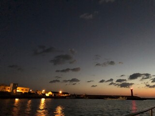 저녁이 시작되는 어느 바닷가 마을