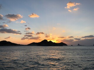 해가 넘어가는 어느 바닷가 섬