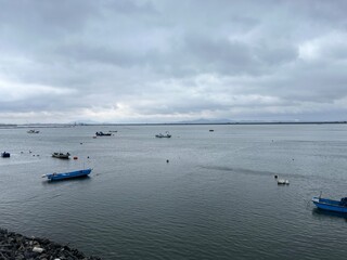 잔잔한 바닷가 위 어업중인 어부들