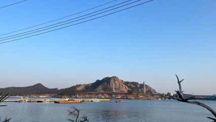 맑은 하늘 한적한 섬 마을