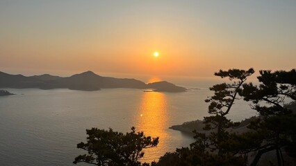 해가 지는 어느 섬 바닷가