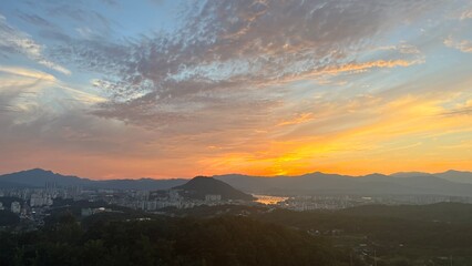 하늘을 빨갛게 물들어 놓은 석양