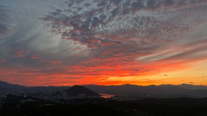 하늘을 빨갛게 수놓는 석양