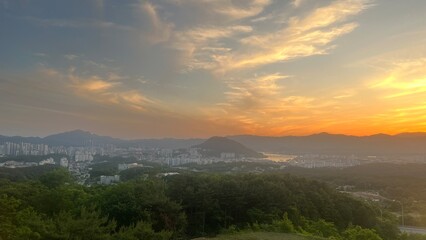 해가 지는 어느 도심 풍경