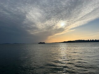 수평선 너머 보이는 석양