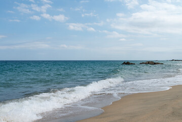 Fototapeta na wymiar Seascape at the sand beach