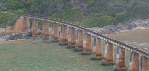 Eisenbahnbrücke über den Krokodil Fluss - Kaaimans River an der Küste vom Indischer Ozean...