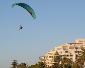 Fototapeta na wymiar Paragliding Tandem-Gleitschirmflug vom Tafelberg zur Promenade Kapstadt Südafrika