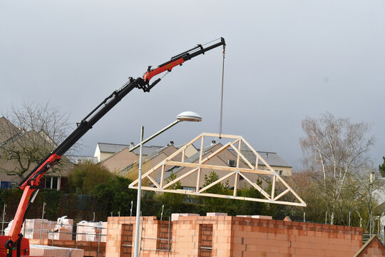 levage de charpente sur un chantier de construction d'une habitation