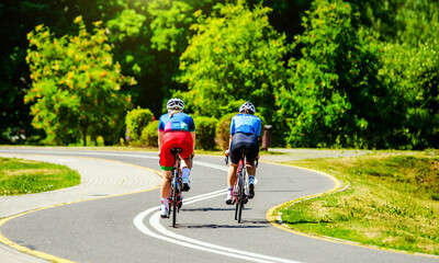 Obraz premium Cyclists ride on the bike path in the city Park 