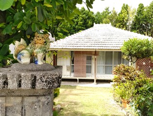 玄関にシーサーがある沖縄の家　〜Traditional house in Okinawa