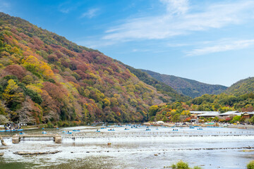 京都の景勝地、嵐山の秋の風景