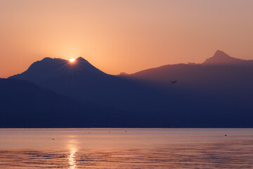 Lever de soleil sur le Lac Léman et les alpes Suisse, Evian les Bains, Haute-Savoie