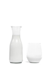 Mleko na białym tle w szklanym dzbanku i szklance
