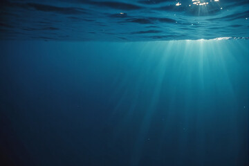Obraz premium Dark blue ocean surface seen from underwater