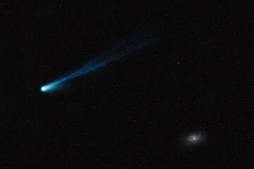 Cometa 12P Pons Brooks passa vicino alla galassia M33 nella costellazione del Triangolo il 24 marzo 2024 - 768613399