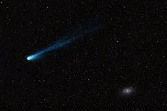 Cometa 12P Pons Brooks passa vicino alla galassia M33 nella costellazione del Triangolo il 24 marzo 2024