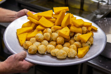 Frittelle d'alghe e scagnozzi napoletani di pasta di semola appena fritti e pronti per essere serviti in una tradizionale pizzeria napoletana 