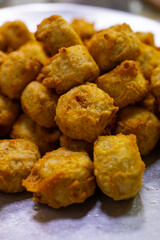 Frittatine di pasta con besciamella, piselli e pancetta appena fritte e pronte per essere servite in una pizzeria