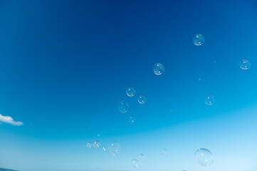 海とシャボン玉