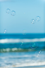 海とシャボン玉