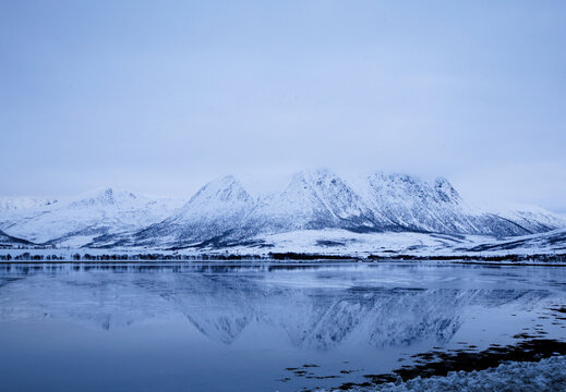 Buksnesfjord in inverno, Vester&aring;len. Norvegia, Nordland