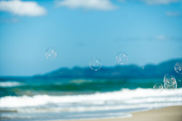 海とシャボン玉