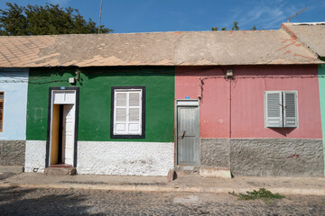 Fototapeta na wymiar Bâtiment dans la ville de Mindelo sur l'île de Saint Vincent au Cap Vert