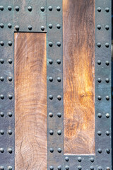 鉄の金具で鋲留めされた木材