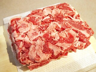 まな板の上の冷凍牛肉の塊（五島牛）