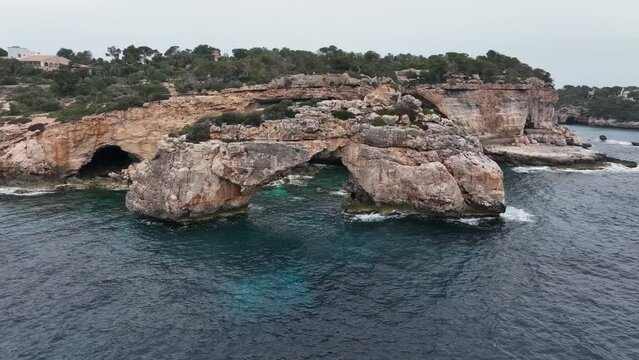 Calas de la isla de Mallorca en Espa&ntilde;a, el mar azul en el mediterraneo, playas rocosas y acantilados que resaltan en el paisaje