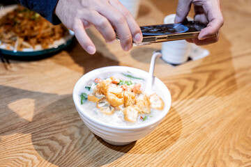 Take photos of gourmet snacks Tingzi porridge with your mobile phone