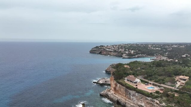 vista al mar desde el aire con un drone, podemos apreciar la ciudad y las costas de la isla de mallorca en españa