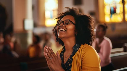 Foto op Canvas Mulher afro orando alegremente na igreja © Vitor
