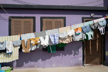 Du linge sèche devant un bâtiment dans la ville de Mindelo sur l'île de Saint Vincent au Cap Vert