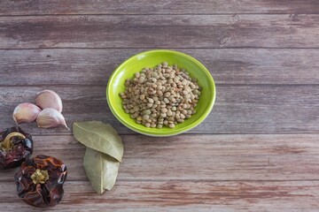lentils ans species on bowl