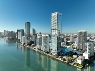 Fototapeta na wymiar a city with tall buildings and green water in the middle: Miami Edgewater