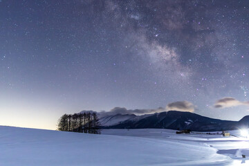 嬬恋高原カラマツの丘から月光に照らされた雪原に昇る天の川