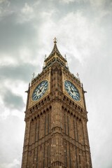 Fototapeta na wymiar Big Ben clock tower standing proudly against the backdrop of a cloudy sky