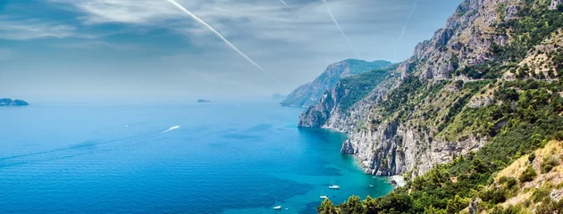 Fotobehang Positano strand, Amalfi kust, Italië A cliff in the mountain overseeing the deep blue sea
