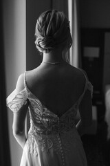 the back of a brides dress is showing the strap on her dress