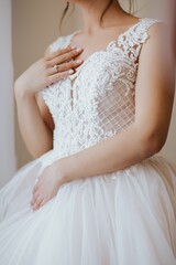 Obraz na płótnie Canvas Closeup of a bride displaying her diamond engagement ring.
