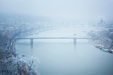 Fototapeta premium The Chain bridge at winter