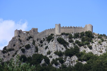 Fototapeta premium Château de Puilaurens mit Wolken und Sonne