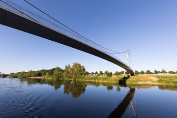 Die Fußgängerbrücke überquert die Weser in Minden, Deutschland - 768901508