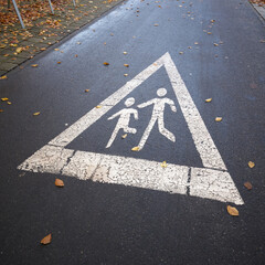 Hinweis auf Fußgänger durch eine Fahrbahnmarkierung an der Sundpromenade in Stralsund in...