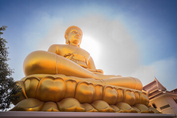 Big buddha d'or de Bangkok au sein du temple. - obrazy, fototapety, plakaty
