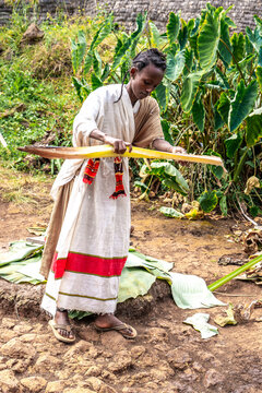 Ethiopie, a young woman from the Dorze tribe prepairs flatbread.