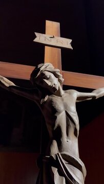Jesus en la cruz con contrastes oscuros,