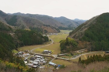 山に囲まれた山間部にある田舎の風景は兵庫県上郡町